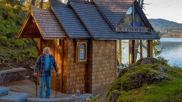 Un professeur de mathématiques construit une chapelle en cèdre au bord de la mer des Salish