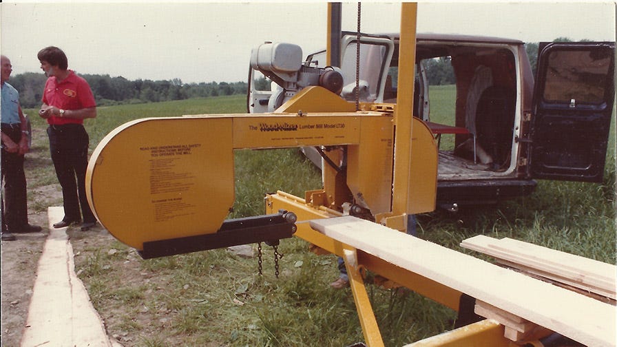 La première scierie mobile Wood-Mizer, livrée de l'Indiana, aux É.-U., jusqu'à New York, aux É.-U., par Don Laskowski (à droite), co-fondateur de Wood-Mizer.